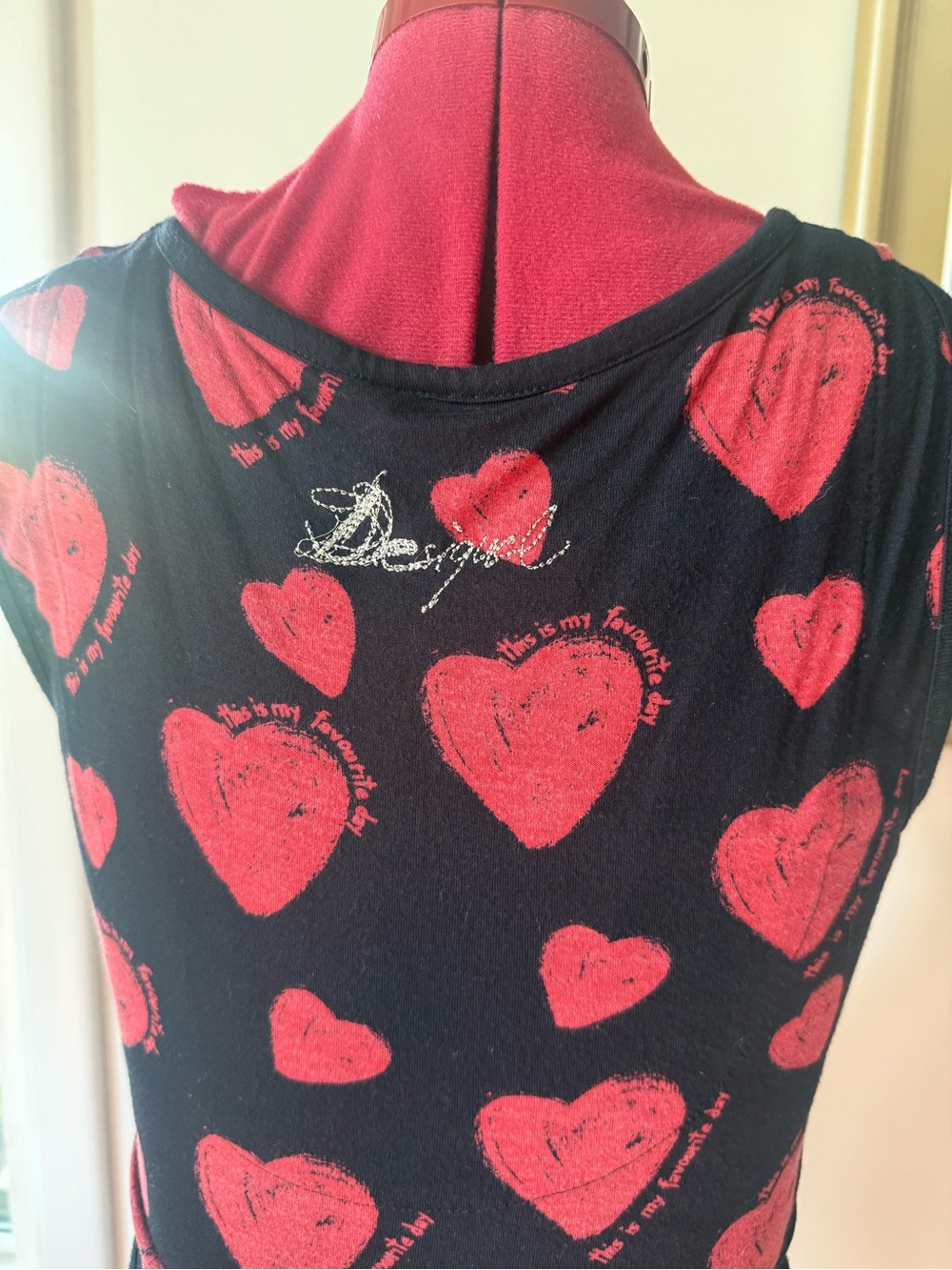 RED HEART PRINT SLEEVELESS DRESS - Picture 7 of 9